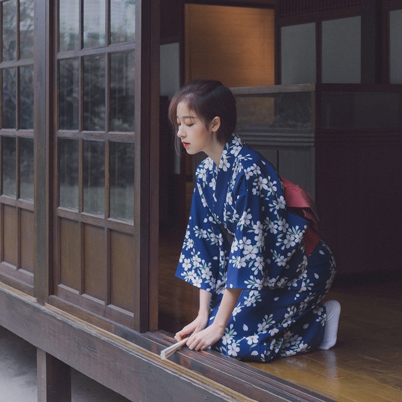 Kimono traditionnel pour femme motif floral 2
